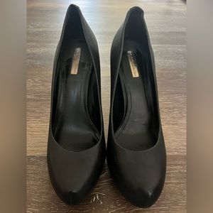 Lightly worn BCBG classic black pumps, size 8